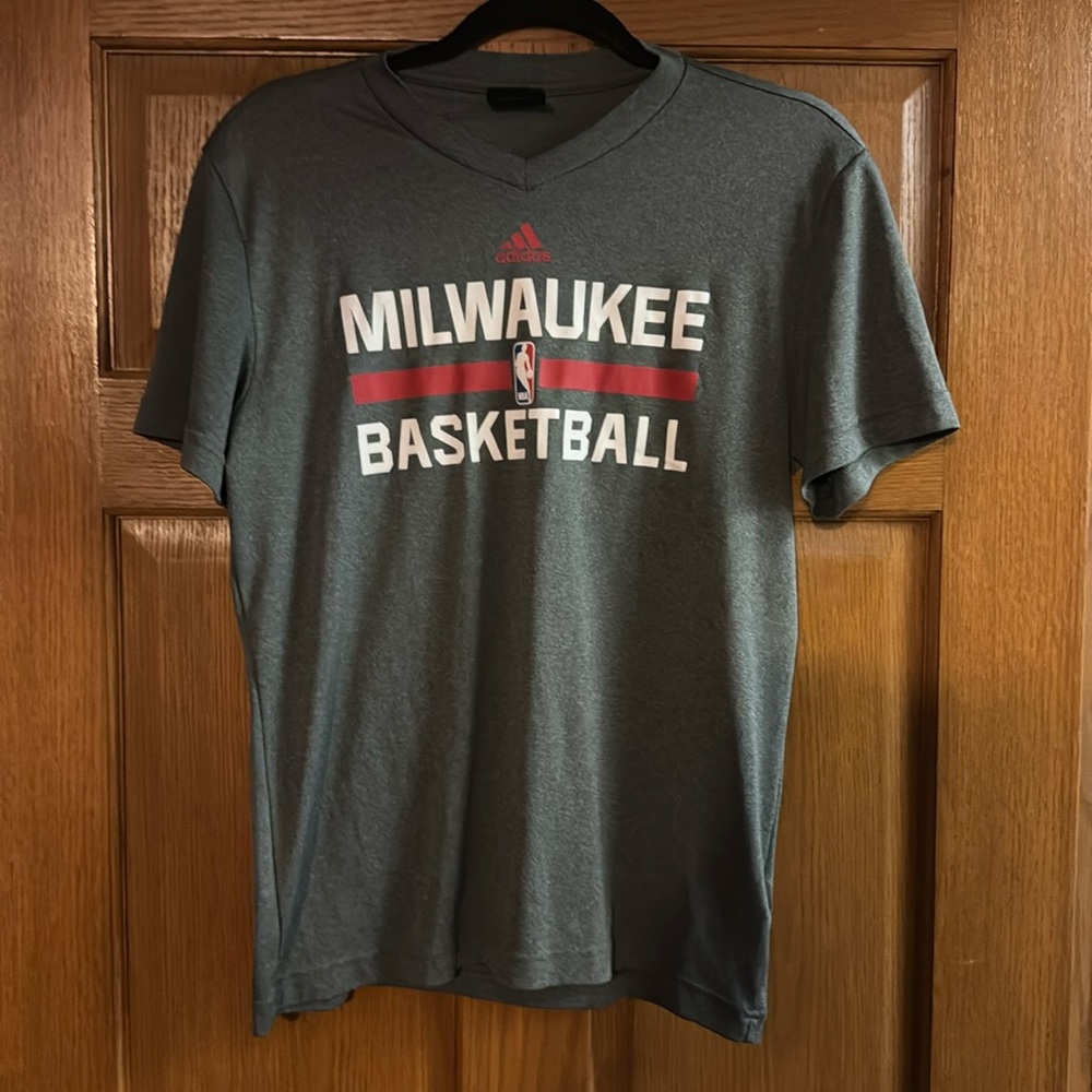 Cute women’s medium Milwaukee Bucks basketball shirt!